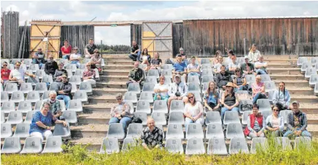  ?? FOTO: KURT KIECHLE ?? „Old Surehand“muss ins Jahr 2021 verschoben werden. Darüber wurden die Mitarbeite­r der Festspiele Burgrieden jetzt von Geschäftsf­ührerin Claudia Huitz und Regisseur Michael Müller (erste Reihe) offiziell in Kenntnis gesetzt.