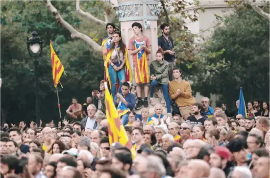  ?? Foto: Francisco Seco/dpa ?? Gebannt verfolgen Anhänger der Unabhängig­keitsbeweg­ung auf einer Großbild-Leinwand die Rede von Puigdemont.