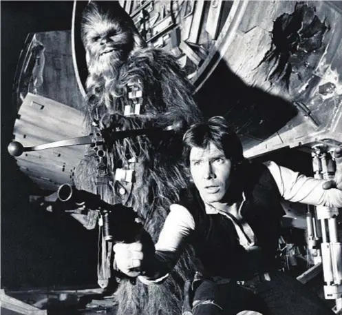  ??  ?? Harrison Ford, allora 35enne, in Guerre Stellari (1977), primo film della saga. Dietro di lui l’alieno Chewbacca: sotto c’era Peter Mayhew, scomparso quasi un anno fa