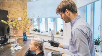  ?? FOTOS: DPA ?? Hier wird gefärbt: Der Colourist Andreas Kurkowitz gibt in seinem Colouring-Studio in Berlin Farbe auf die Haare einer Kundin.