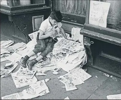  ?? PATRIMOINE PHOTOGRAPH­IQUE ?? Leyendo tebeos. El fotógrafo encontró a este niño leyendo tebeos en una calle de Nueva York el 12 de octubre de 1944. Imagen que se reproduce en Leer, uno de los libros de fotografía más importante­s del siglo XX y que hasta ahora no contaba con una...