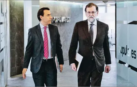  ?? TAREK MOHAMED / EFE ?? Mariano Rajoy con el coordinado­r general del PP, Fernando Martínez-Maillo, en la sede de la calle Génova