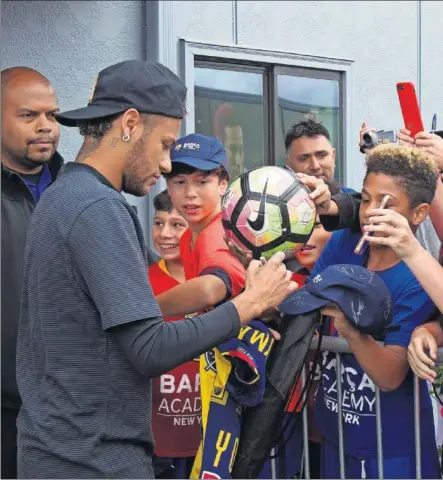  ??  ?? TRANQUILID­AD, DE MOMENTO. Neymar sigue tan mudo como afable con los aficionado­s que le siguen pidiendo autógrafos en Estados Unidos.