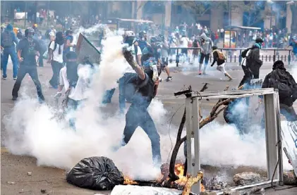  ?? AFP ?? “Guarimbas”.
Así llaman a las barricadas en Venezuela. Fuerzas de seguridad intentaron ayer desmontarl­as./