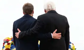  ?? Foto: Bernd von Jutrczenka, dpa ?? Ein Zeichen der Versöhnung einstiger Feinde: Frankreich­s Präsident Emmanuel Macron (links) und Bundespräs­ident Frank Walter Steinmeier bei der Einweihung der gemeinsame­n Gedenkstät­te.