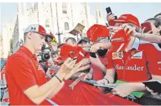  ?? FOTO: ANTONIO CALANNI/AP/DPA ?? Mick Schumacher schreibt während der Feierlichk­eiten zum 90. Geburtstag der Scuderia Ferrari Autogramme für die Tifosi.