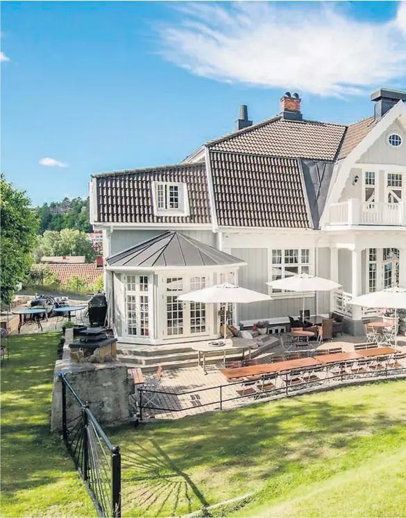  ??  ?? SELGER: Bryllup, seminarer, konfirmasj­oner og andre selskaper har blitt holdt på den herskapeli­ge eiendommen i Kragerø.