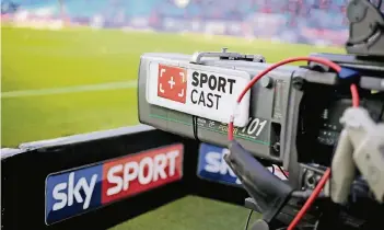  ?? FOTO: DPA ?? Sky muss sich die Übertragun­g der Bundesliga-Spiele ab der neuen Saison mit Eurosport teilen.