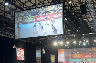  ??  ?? Sui mega schermi della Leopolda la finale del Mondiale femminile di pallavolo, poi persa dall’Italia contro la Serbia I lavori si sono fermati per seguire il match