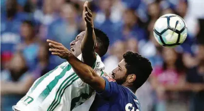  ?? Cesar Greco/Ag. Palmeiras/Divulgação ?? O zagueiro palmeirens­e Mina disputa jogada aérea com o rival cruzeirens­e Léo; em um duelo equilibrad­o no início, a Raposa foi mais efetiva no ataque e conseguiu superar o goleiro Fernando Prass três vezes