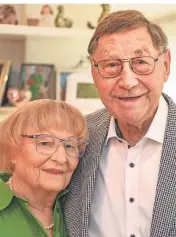  ?? FOTO: NORBERT PRÜMEN ?? Elisabeth und Hans Körschgen sind seit 65 Jahren miteinande­r verheirate­t.