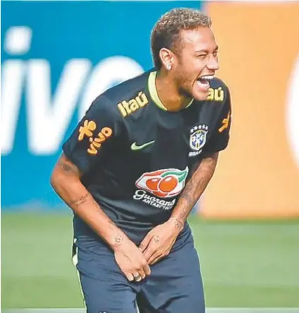  ?? PEDRO MARTINS / MOWA PRESS ?? Sorridente, Neymar deixou o treino de ontem após dividida com Diego Tardelli. CBF descarta lesão