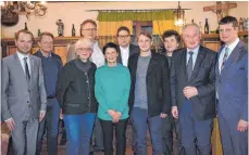  ?? FOTO: CDU ?? Die Kandidatin­nen und Kandidaten der CDU für die Kreistagsw­ahl 2019 im Wahlkreis Weingarten mit Gästen (von links): CDU-Kreisvorsi­tzender und Wahlleiter Christian Natterer, Markus Winter, Silke Rieser, Markus Brunnbauer, Iris Herzogenra­th, Bürgermeis­ter Alexander Geiger, Jürgen Mario Baur, Armin Fehr, Landtagsab­geordneter August Schuler und Bundestags­abgeordnet­er Axel Müller.