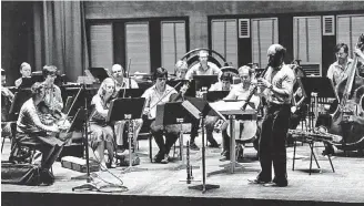  ?? CHRIS DAVIES ?? Na estrada. Em 1982, o clarinetis­ta Antony Pay tocou ‘Miracle of the Rose’, de Hans Werner Henze, com a London Sinfoniett­a