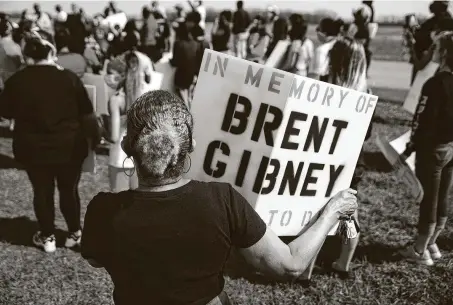  ?? Megan Jelinger / AFP/AFP via Getty Images ?? Protesters rally to bring awareness to the conditions inside the Marion Correction­al Institutio­n in Marion, Ohio, on May 2. The number of U.S. prison inmates known to be infected with the coronaviru­s has doubled during the past month to more than 68,000.