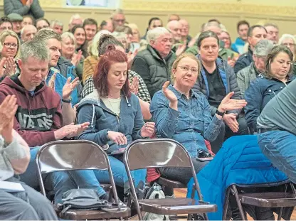  ?? Picture: Kenny Smith. ?? Locals packed into the hall at Lochgelly to hear arguments from both sides.