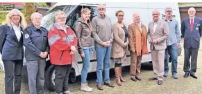  ?? FOTO: DRK TÖNISVORST ?? Bürgermeis­ter Thomas Goßen (3.v.re.) mit den Geehrten und Mitarbeite­rn des DRK.