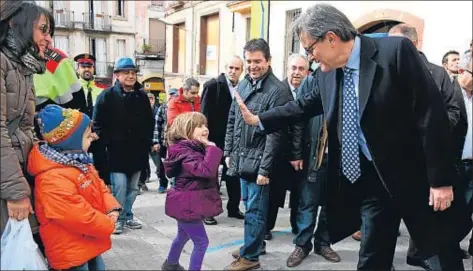  ?? RUBÉN MORENO ?? Artur Mas saluda a una niña durante la visita que realizó ayer a la Fira de la Candelera de Molins de Rei