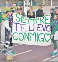  ?? JAVIER ALBIÑANA ?? Hinchas del Unicaja, en los aledaños.