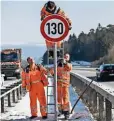  ??  ?? Straßenwär­ter montieren an der Autobahn A 81 am Hegaublick ein Schild mit der Aufschrift „130“.