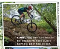  ?? FOTO: JOHAN ÅKESSON/HAPPYRIDE.SE ?? CYKLIST. Kalle Bern har skrivit en bok om mountainbi­ke i Stockholm. Här på en hoj i skogen.