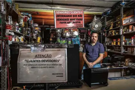  ?? Bruno Santos/Folhapress ?? Leandro Melo, 34, sócio de uma loja de materiais de construção que fica em Itapeceric­a da Serra, na Grande São Paulo