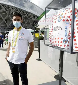  ?? (Photo Dylan Meiffret) ?? Jean-Christophe Péraud, lors du départ de la troisième étape, devant l’Allianz Riviera à Nice.