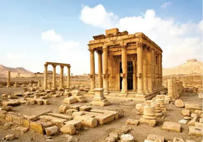  ?? ?? Ruinas de la espectacul­ar ciudad de Palmyra, en Siria, que fue duramente castigada por militantes del ISIS en 2015 en el marco de la guerra que asola el país.