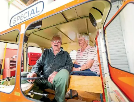  ?? SIMON O’CONNOR/STUFF ?? Reg and Rose Tecofsky of Hawera took 36,000 people for rides in Benny the bus.
