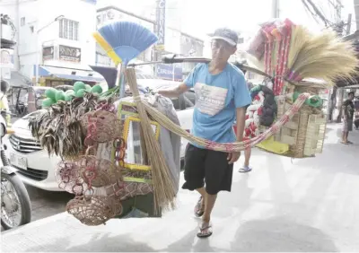  ?? PHOTOGRAPH BY JOEY SANCHEZ MENDOZA FOR THE DAILY TRIBUNE @tribunephl_joey ?? AN AMBULANT vendor displays his merchandis­e while traversing San Andres Street in Malate, Manila on Sunday.