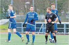  ?? FOTO: ELKE OBSER ?? Der FV Ravensburg (li.: Sebastian Reiner, rechts Philipp Altmann, gegen Kehlens Nick Feyer) startet in Weinheim in die Rückrunde.