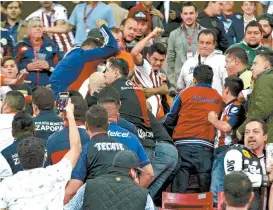  ??  ?? Al fin l del juego, afi ionados de ambos equipos pelearon en la tribuna