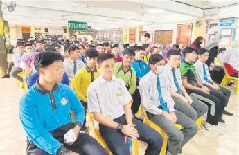  ?? ?? MENGEJAR ILMU: Calon SPM mendengar dengan tekun amanat Pengetua SMK Taman Perumahan Bedaun.