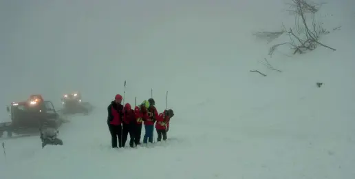  ?? La valanga ?? Ieri un fronte di 20 metri è caduta sulla pista che scende dal Fedaia, sul tratto che collega Capanna Bill a Rifugio Cianel