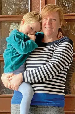  ?? FOTO: ELENA RAUCH ?? Sarah Wölke mit ihrem vierjährig­en Sohn Lienhard. Wegen eines positiven Tests in der Kita sind beide in Quarantäne.