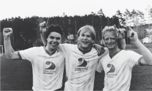  ?? FOTO: KARL BIRGER SAELØR ?? Fornøyde målscorere samlet etter seieren i Birkenespa­rken våren 1989; Erik Stølen (til venstre), Rolf Andreassen og Tor-arne Nergård.