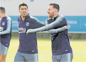  ?? PRENSA BARCELONA ?? Amigos son los amigos. Suárez, Messi y la práctica.