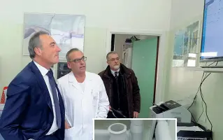  ??  ?? Il debutto
Sugli schermi in sala controllo Vitalert proietta i parametri del paziente. Sotto, la centralina montata sul letto in ospedale