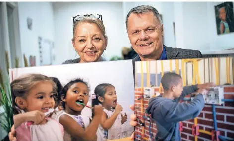  ?? RP-FOTO: RALPH MATZERATH ?? Angelika Pohhlmann (l.) gründete 1992 das Hilfsproje­kt Girassol. Jetzt besuchte sie Andreas Krebs in der neuen Geschäftss­telle in Langenfeld.