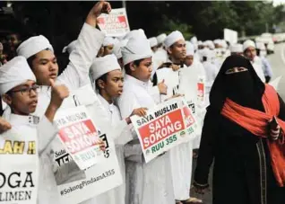  ??  ?? Various Muslim NGOs participat­ed in gathering in front of the Parliament building yesterday as show of support to the proposed amendment to Syariah Court (Criminal Jurisdicti­on) (Amendment) Act 1965.