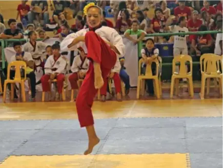  ?? Photo by Milo Brioso ?? FORM. Baguio taekwondoo jin Aesha Kiara Oglayon competes in the semifinal poomsae event as of press time of the on going Palarong Pambansa 2018 at Sto. Domingo, Ilocos Sur.