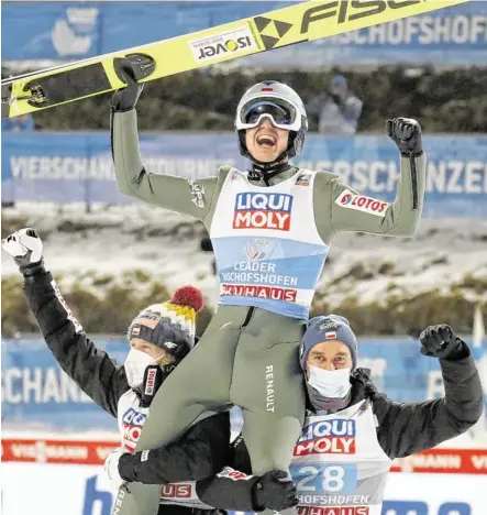  ?? BILD: SN/AP ?? Kamil Stoch wird auf Händen getragen: Der Pole feierte vor leeren Rängen seinen dritten Tourneesie­g.