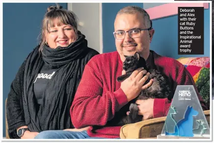  ??  ?? Deborah and Alex with their cat Ruby Buttons and the Inspiratio­nal Animal award trophy