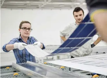  ?? Foto: AFP/Armend Nimani ?? Die erste Fabrik für Solarmodul­e in Kosovo produziert bei Slatina.