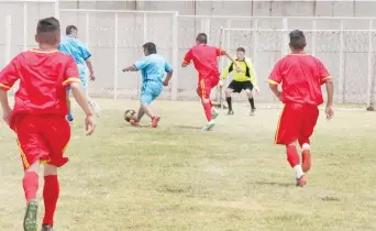  ??  ?? En un encuentro reñido en Santa Martha Acatitla, el equipo del Centro Varonil de Reinserció­n Social, que representa­ba a Rusia, se quedó con el título del Mundialito Interreclu­sorios.