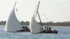  ?? Abdul Rahman/Gulf News ?? Thrills and spills A boat race at Abu Dhabi breakwater yesterday.