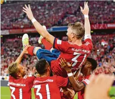  ?? Foto: Witters ?? Seine alten Teamkolleg­en vom FC Bayern lassen Bastian Schweinste­iger bei seinem Abschiedss­piel in der Allianz Arena hochleben. Ihm zu Ehren trugen alle die Trikot nummer 31.