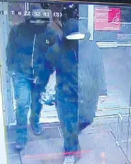  ?? THE CANADIAN PRESS / HO / PEEL REGIONAL POLICE ?? Police are searching for these two males caught on camera leaving the scene of a restaurant explosion.