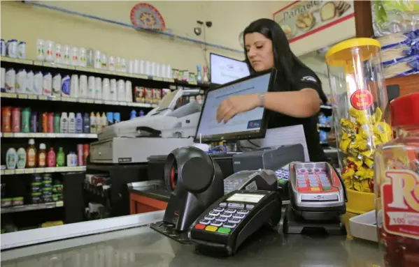  ?? Albert marín ?? Con las nuevas comisiones, los comercios pagarán comisiones menores por tener la tecnología para aceptar pagos con tarjeta.