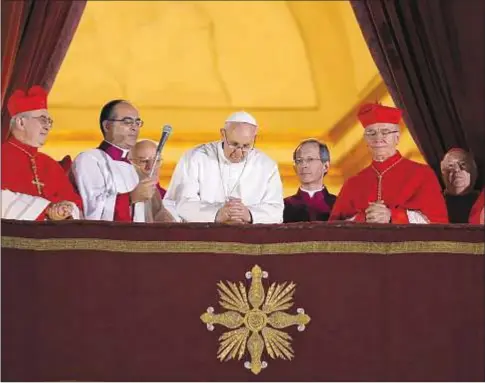  ?? CNS ?? El Papa Francisco tras su elección, en el balcón de la logia de la basílica de San Pedro del Vaticano, el 13 de marzo de 2013
